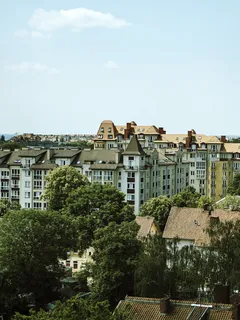 Město s vysokými budovami obklopené stromy