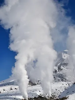 Sněhem pokrytá hora Asahidake s vycházející párou fumarol