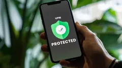 Černý iPhone 5 s povolenou VPN službou v ruce