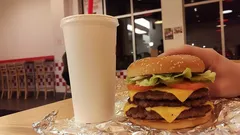 Otevírá se nová síť restaurací. Všichni už stojí ve frontě. Čím je ten rozruch způsoben?