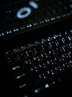Detailní pohled na klávesnici na stole