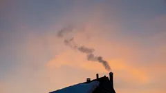 černá střecha pod bílými mraky