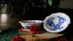 dva kulaté bílo-modré keramické květinové misky