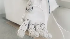 Detail bílého robotického ramene s nečistotami na rukou