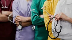 Lékaři v různobarevných pláštích se stetoskopy, zdravotnický tým, medicína