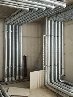 Sada trubek v místnosti připravených pro instalaci