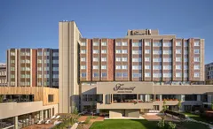 Exteriér hotelu Fairmont pod modrou oblohou, moderní architektura a prostorný vchod.