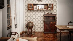 Jídelna s dřevěným stolem a židlemi