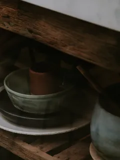 Bílý talíř s zelenou miskou nahoře