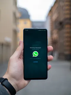 černý android smartphone s aplikací WhatsApp na obrazovce